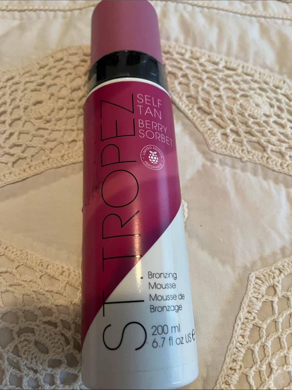 St. Tropez Berry Sorbet Self Tan Bronzing Mousse - Pink and White